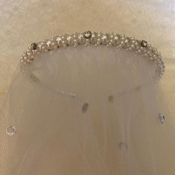 Vintage Pearl Headband With Tulle Veil - Picture 2 of 15